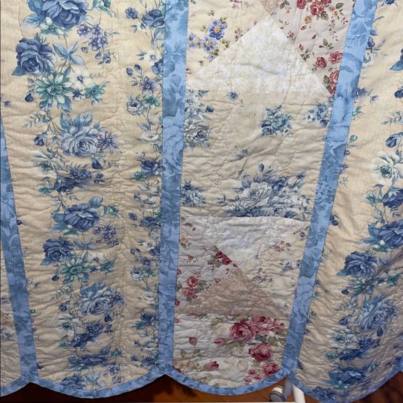 Vintage Other - Quilt vintage scalloped edge
